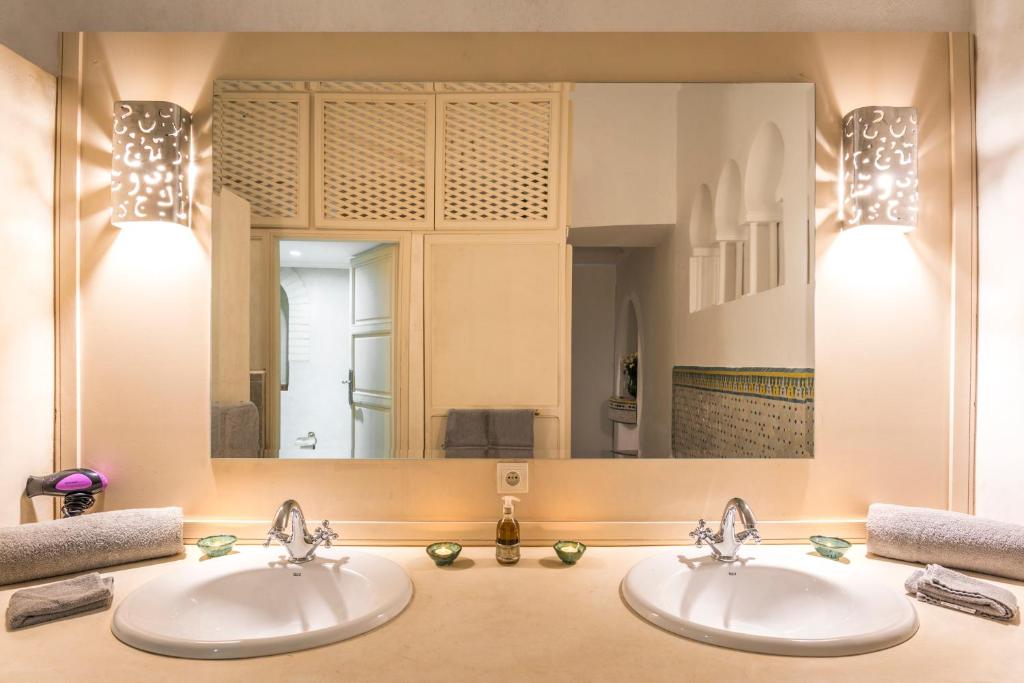 une salle de bain avec deux lavabos et un grand miroir dans l'établissement Riad Hissan, à Marrakech 37 autres photos