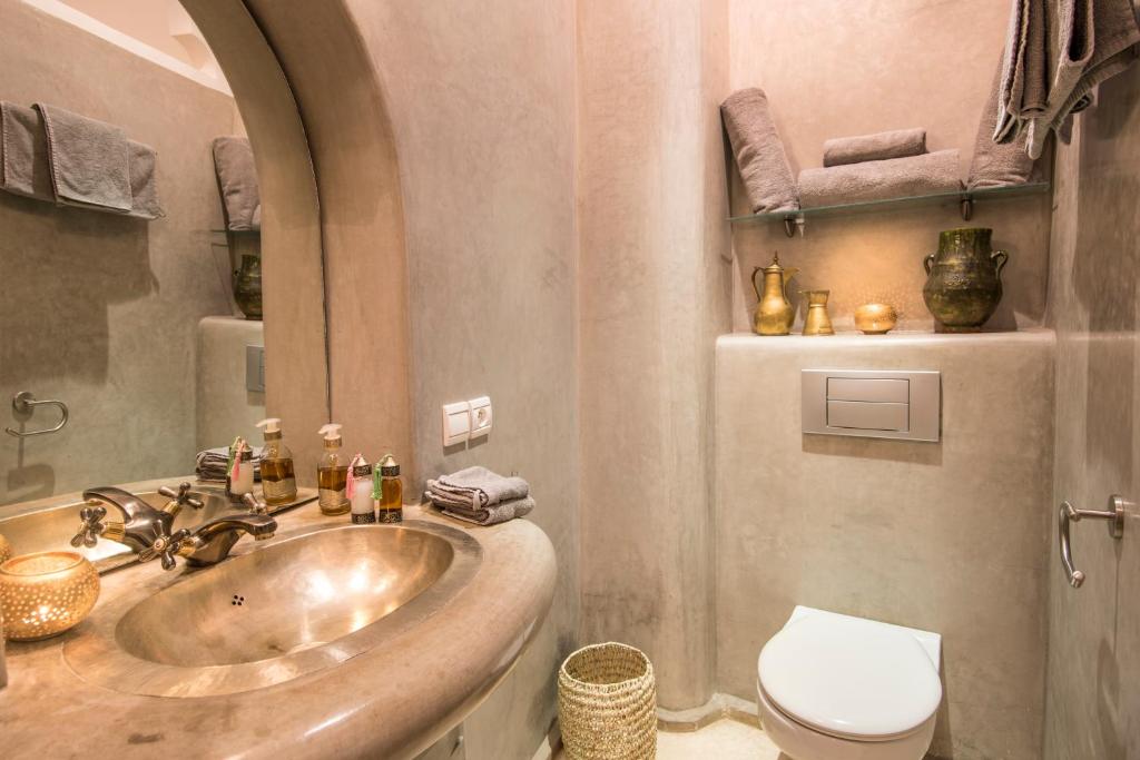 une salle de bain avec un lavabo et des toilettes dans l'établissement Riad Hissan, à Marrakech