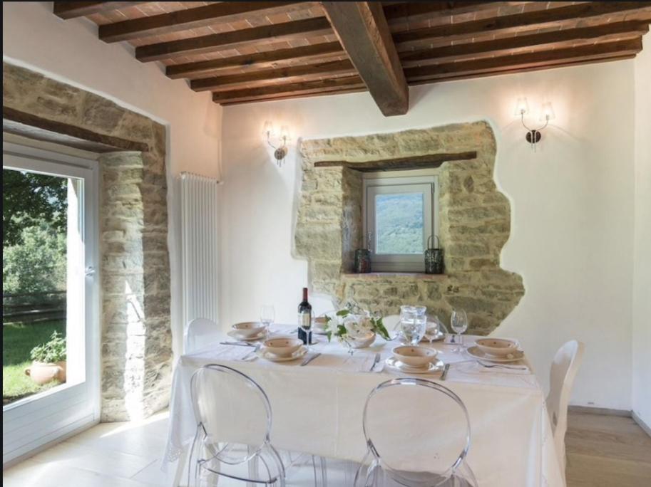 une salle à manger blanche avec une table et des chaises blanches dans l'établissement Villa Galearpe with private pool in Tuscany, à Salutio