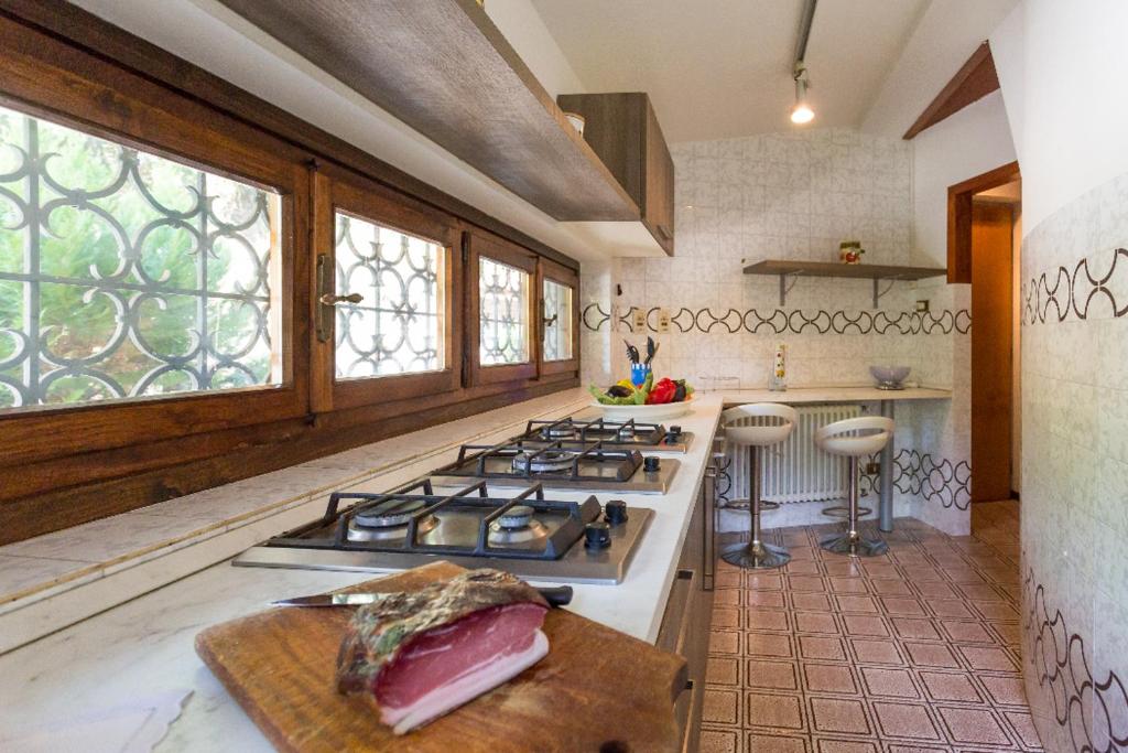 - une cuisine avec une cuisinière dans l'établissement Panoramic View Village of Villa Luigina Cortona, à Castiglion Fiorentino