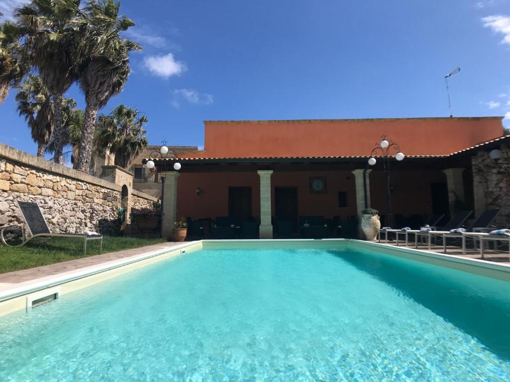 une piscine devant une maison dans l'établissement VILLA EVA, à Castrignano del Capo