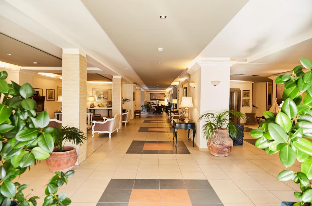 un couloir avec des plantes en pot dans un hôpital dans l'établissement Hotel Enterprise, à Montalto di Castro 58 autres photos