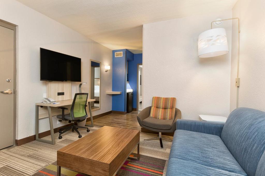 Holiday Inn Express & Suites S Lake Buena Vista, an IHG Hotel Image