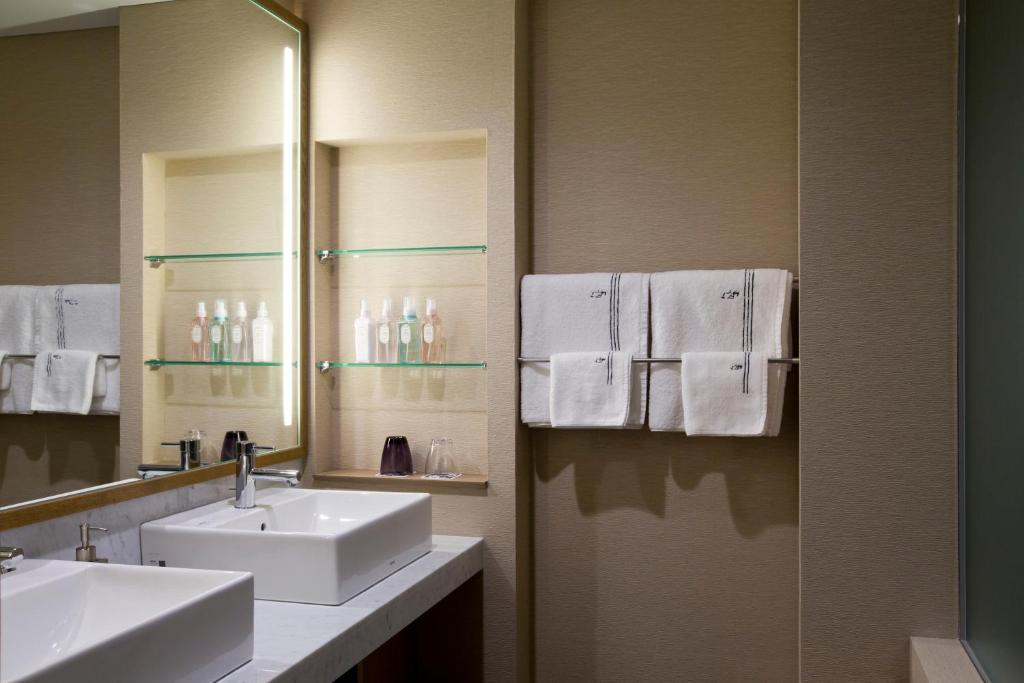 La salle de bains est pourvue de 2 lavabos, d'un miroir et de serviettes. dans l'établissement The Lake View Toya Nonokaze Resort, à Lac Tōya 37 autres photos
