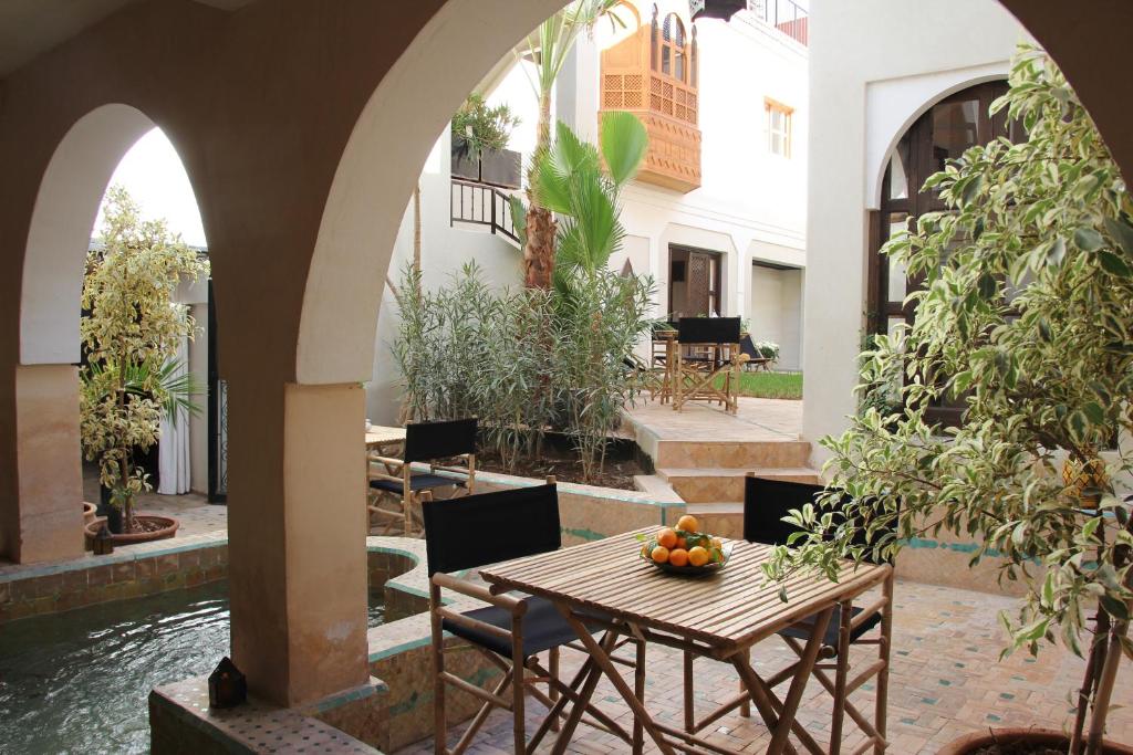 une terrasse avec une table et des fruits. dans l'établissement Riad Spa Dar Nimbus, à Marrakech