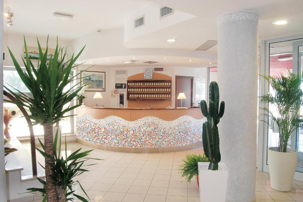 un hall avec des palmiers et un coin d'attente dans l'établissement Hotel Nuovo Diana, à Senigallia 40 autres photos