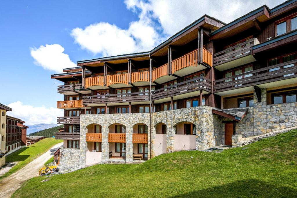 un immeuble avec balcon sur une colline dans l'établissement Résidence Pierre & Vacances Les Constellations, à Belle Plagne