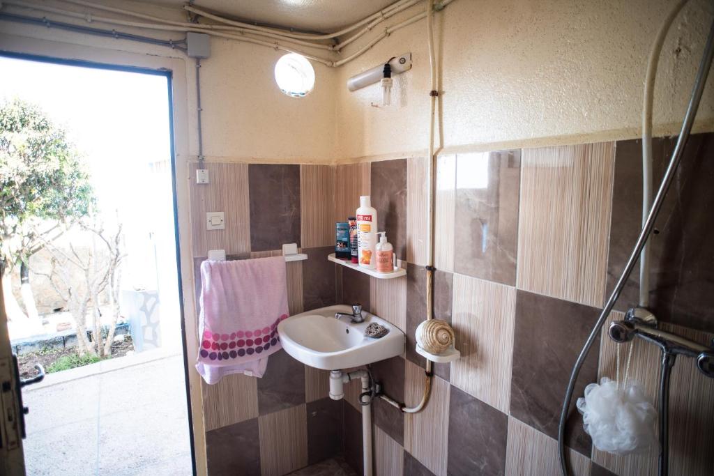une salle de bain avec un lavabo et une douche dans l'établissement Auberge Maison Diyani, à Sidi Ifni