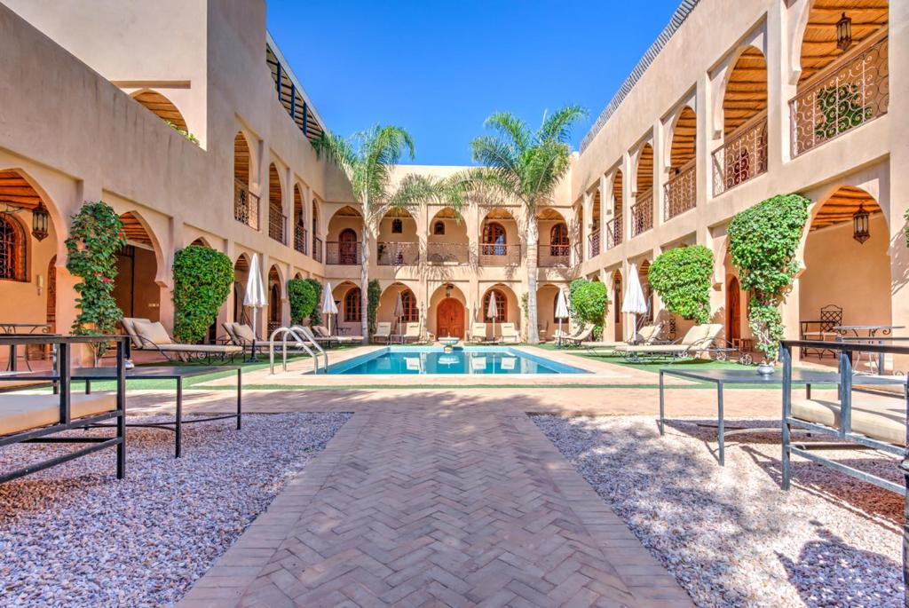 une cour d'un bâtiment avec une piscine dans l'établissement Riad Janoub, à Tiznit