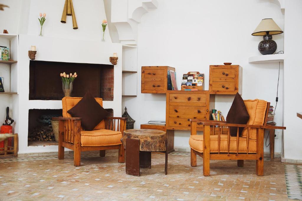 Il comprend un salon doté d'un mobilier en bois et d'une cheminée. dans l'établissement Dar Liouba Hotel, à Essaouira