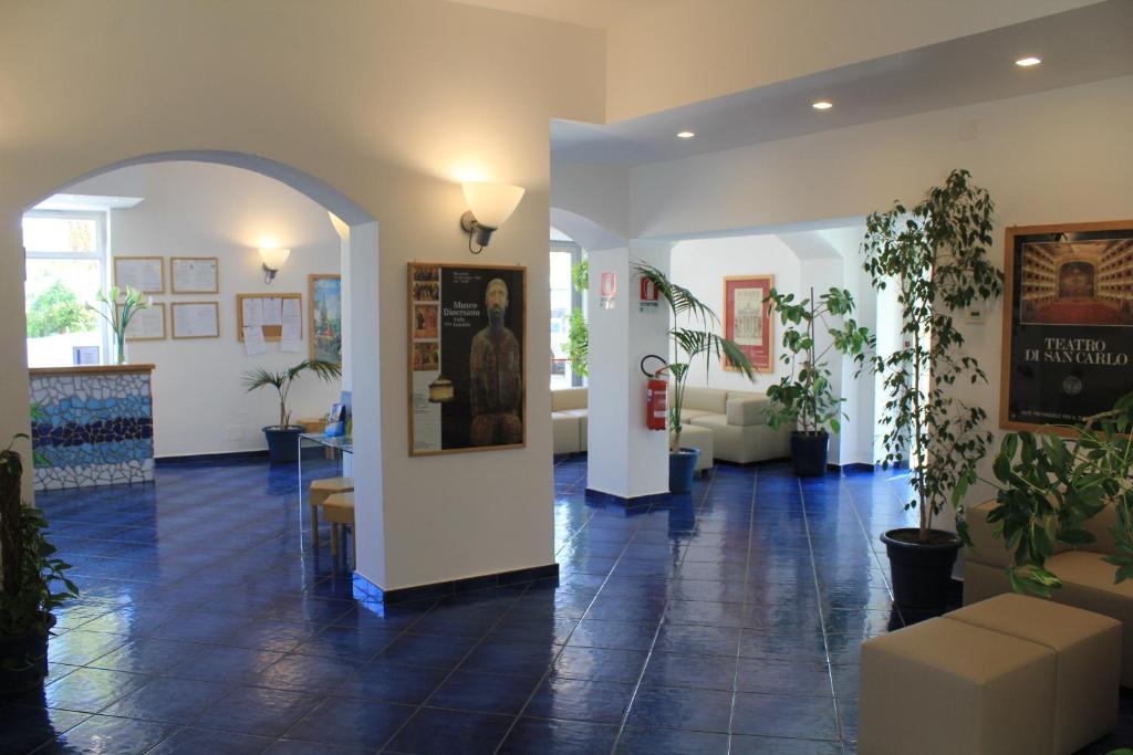 un hall d'entrée avec une salle d'attente avec des plantes à l'intérieur dans l'établissement Hotel Residence La Darsena, à Agropoli 117 autres photos
