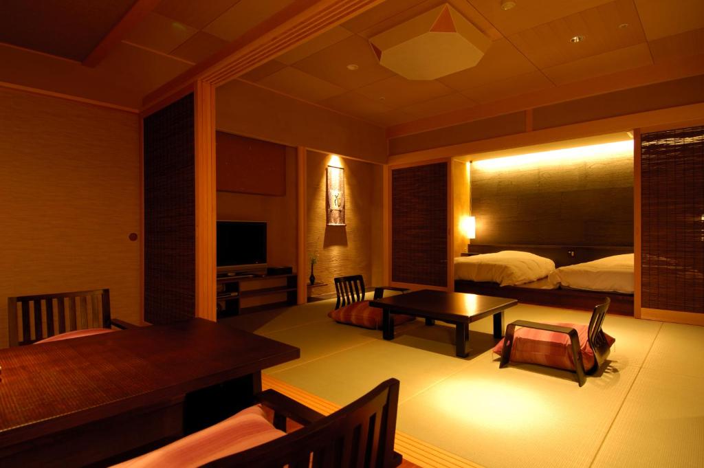 une chambre d'hôtel avec une chambre et un lit dans l'établissement Rurikoh, à Kaga
