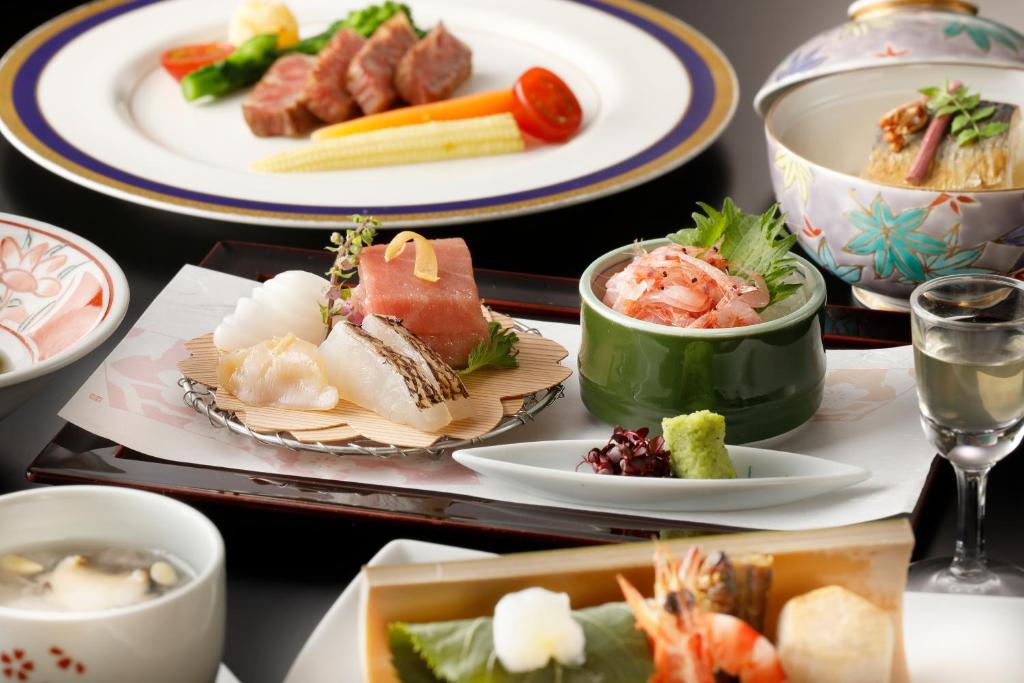 une table avec des assiettes et des bols de nourriture dans l'établissement Gora Kansuiro, à Hakone