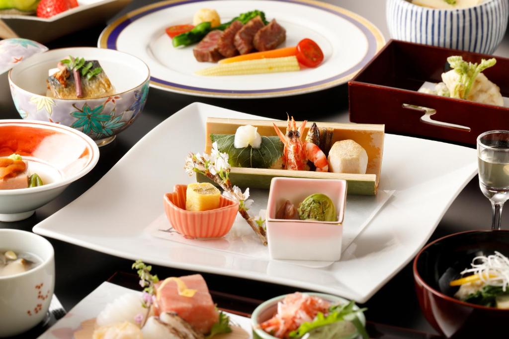 une table avec des assiettes de nourriture sur une table dans l'établissement Gora Kansuiro, à Hakone