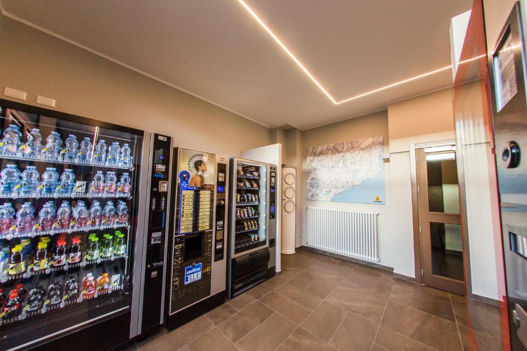 un magasin avec plusieurs machines à souder dans une pièce dans l'établissement Ligure Residence, à Pietra Ligure