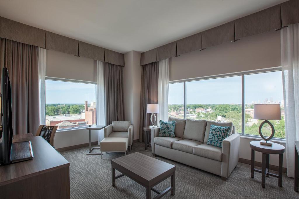 Holiday Inn Cleveland Clinic, an IHG Hotel Image