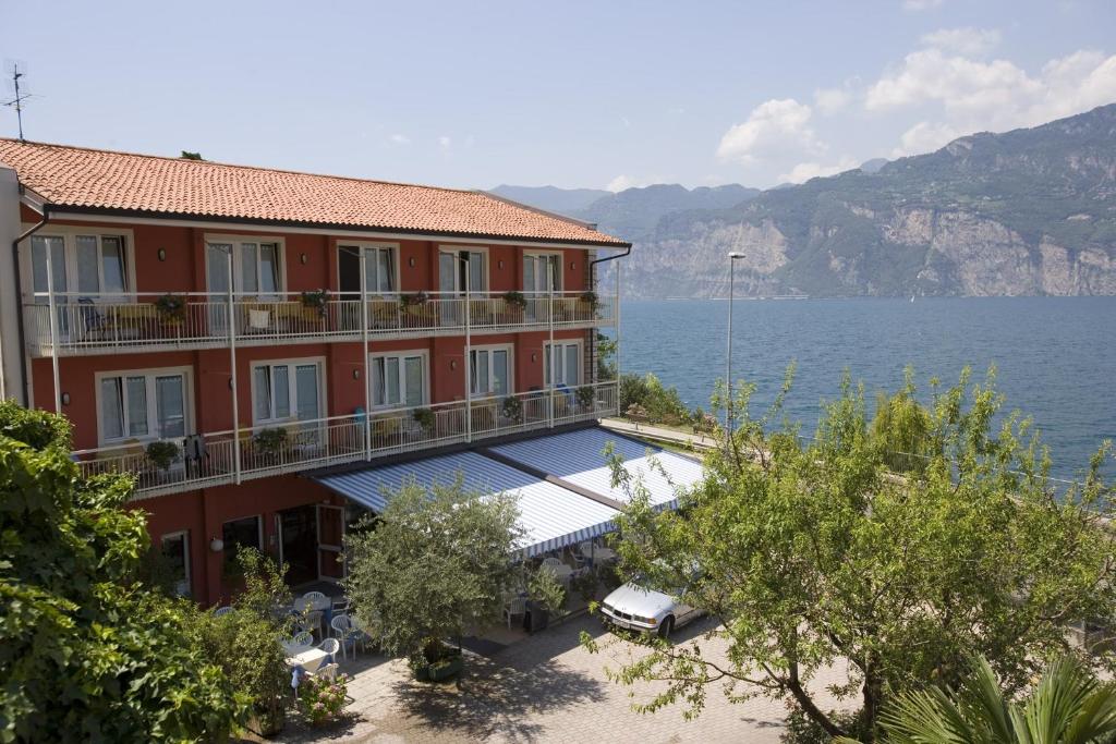 un grand hôtel avec vue sur l'eau dans l'établissement Hotel Al Molino, à Malcesine
