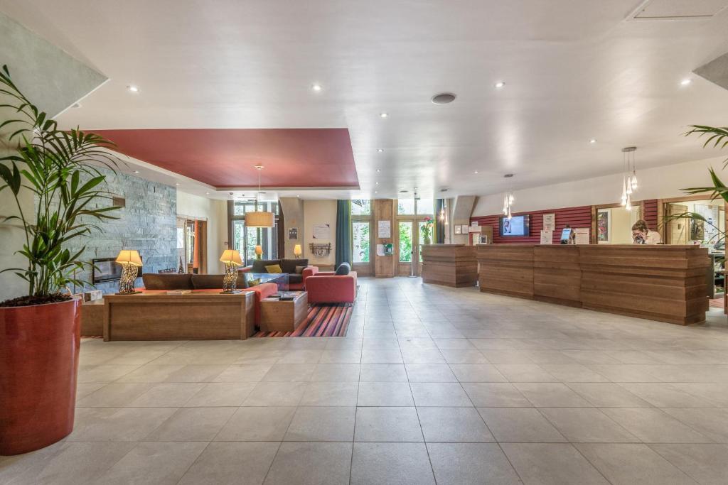 un grand salon avec un canapé et une table dans l'établissement Résidence Pierre & Vacances Premium Les Terrasses d'Eos, à Flaine 37 autres photos