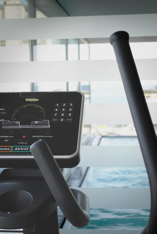 un téléphone portable assis au-dessus d'un microphone dans l'établissement Il Teatro, à Lido di Jesolo