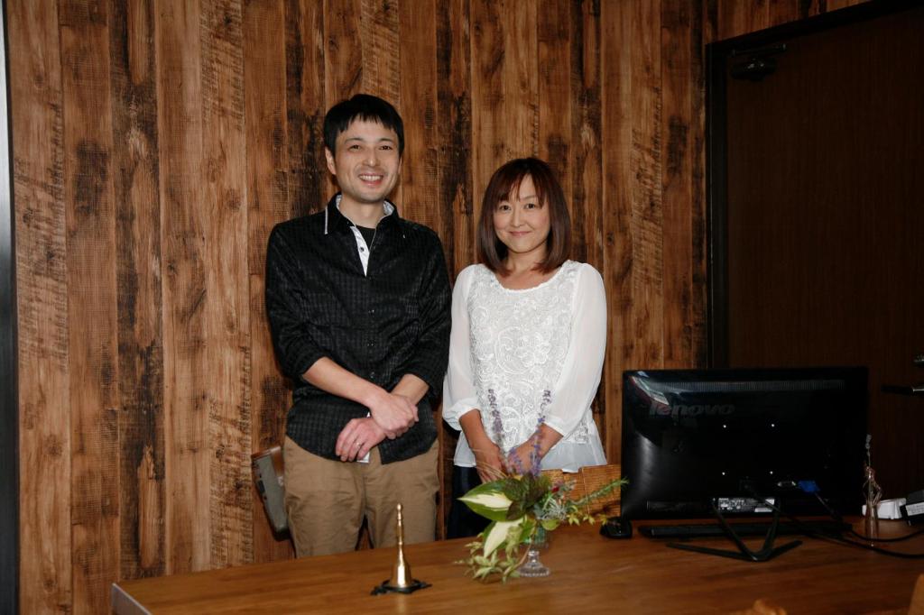 Un homme et une femme debout à côté d'une table dans l'établissement Granvillage Toya Daiwa Ryokan Annex, à Lac Tōya