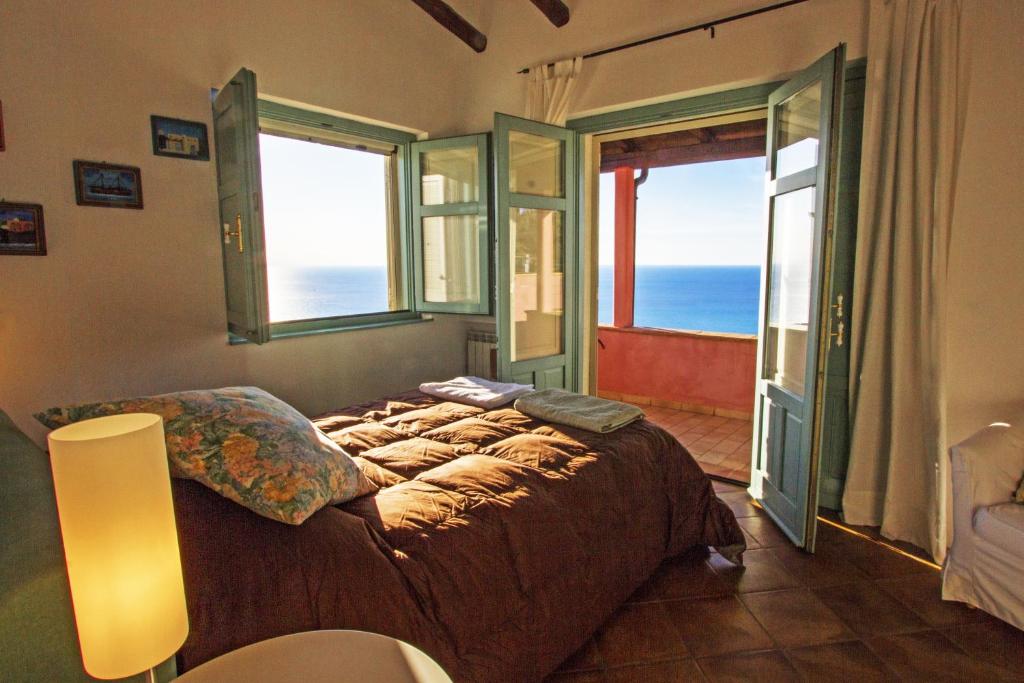 une chambre avec un lit avec vue sur l'océan dans l'établissement Villa Laura, à Capo dʼOrlando 27 autres photos