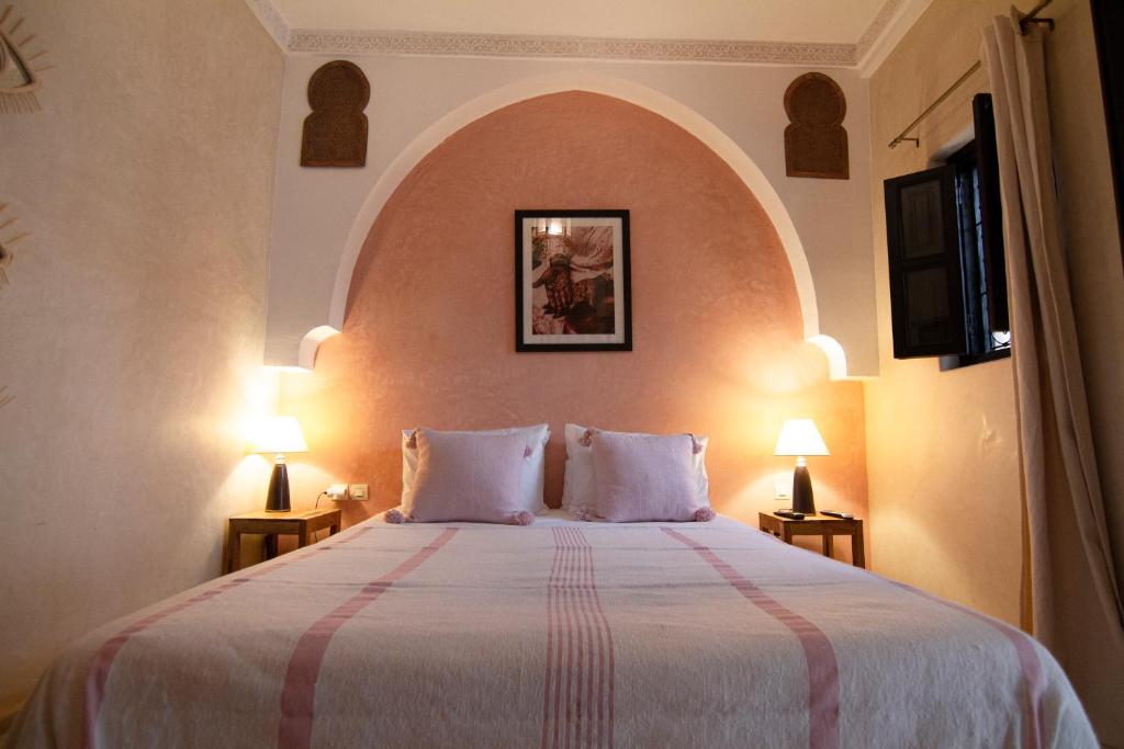 - une chambre avec un grand lit et une voûte dans l'établissement riad mimoune, à Marrakech 37 autres photos