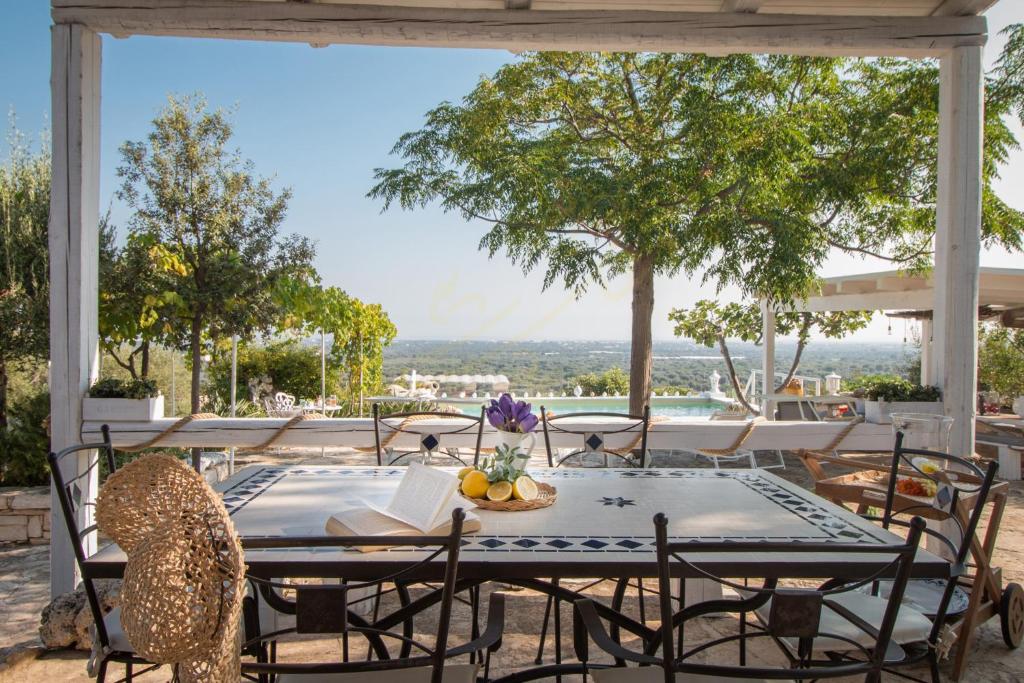 une table et des chaises sur une terrasse avec vue dans l'établissement TD Casa Torchiano Hilltop Pool with Sea View, à Monopoli
