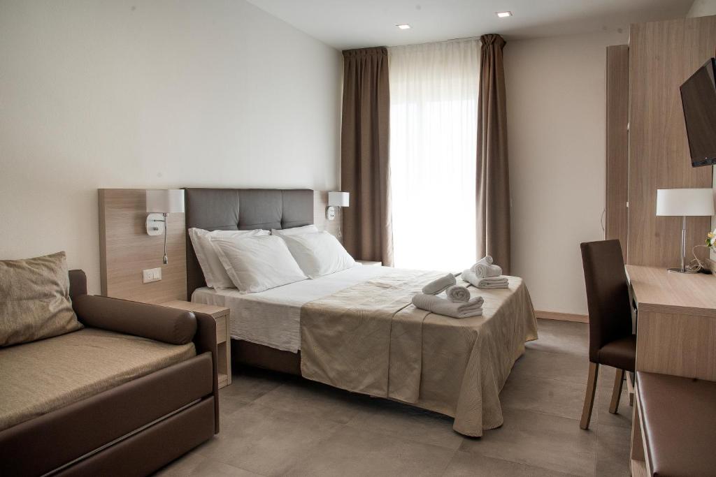 une chambre d'hôtel avec un lit et un canapé dans l'établissement Hotel Solemare - Frontemare - 3 Stelle Superior, à Lido di Jesolo 67 autres photos