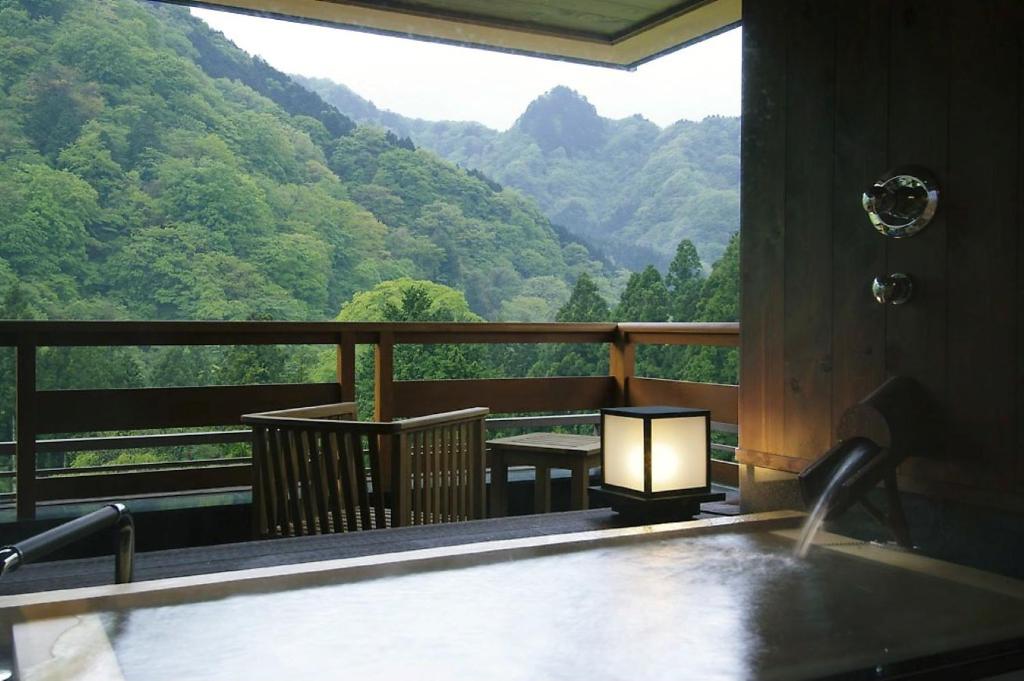 une chambre avec baignoire avec vue sur les montagnes dans l'établissement Nikko Senhime Monogatari, à Nikkō