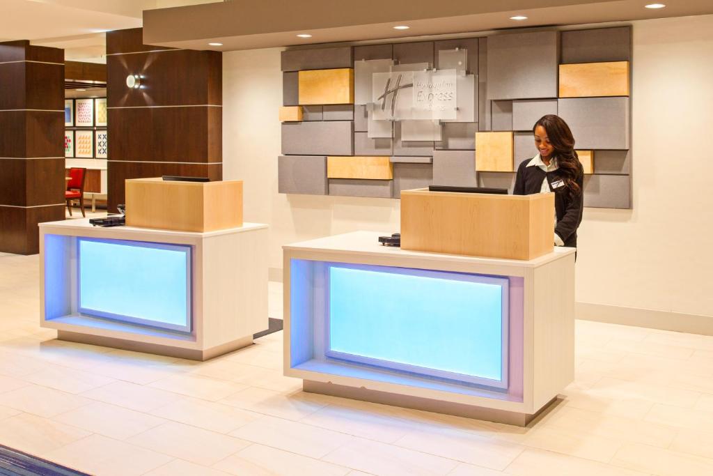 Holiday Inn Express & Suites Houston S - Medical Ctr Area, an IHG Hotel Image