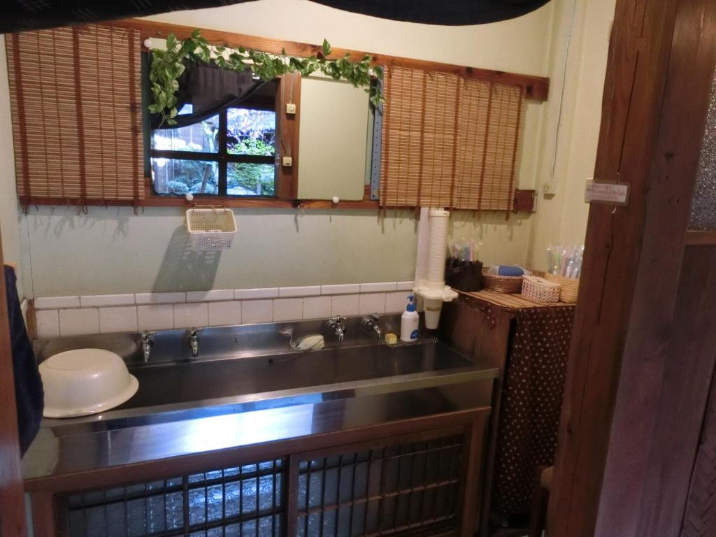 une salle de bain avec un lavabo et un miroir dans l'établissement Hoshidekan, à Ise 32 autres photos