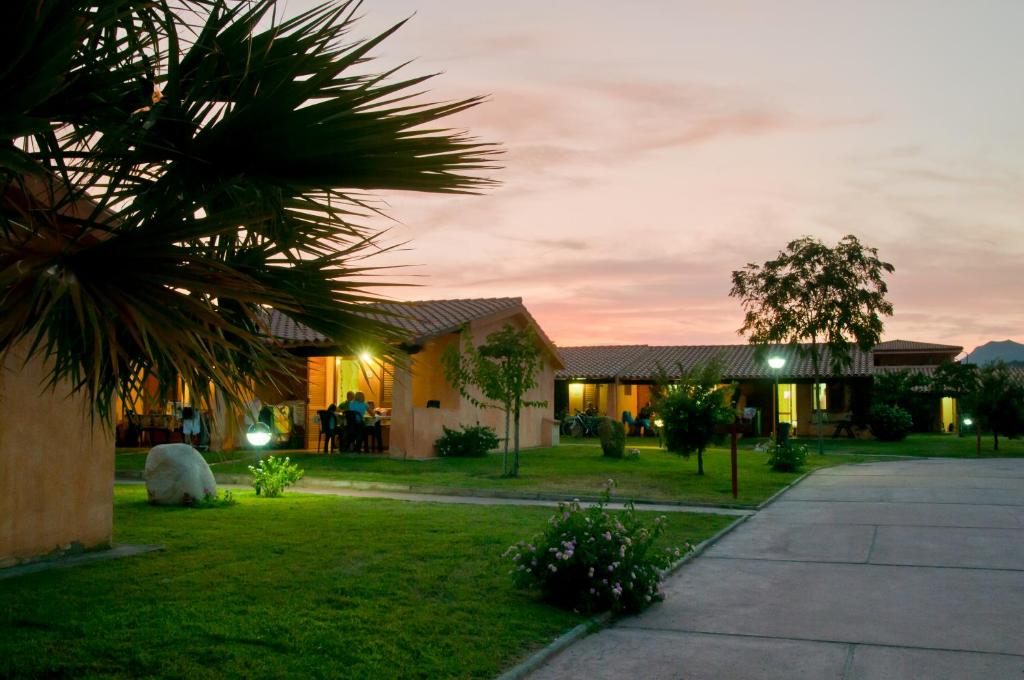 une maison avec un palmier dans la cour dans l'établissement Rey beach Club, à Monte Nai