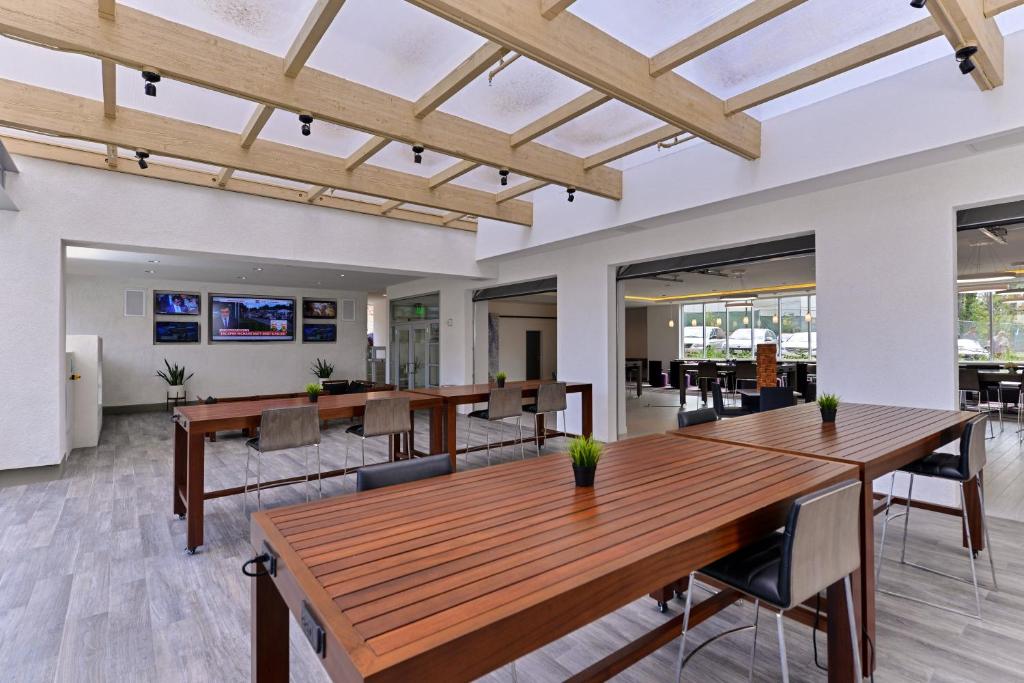 Holiday Inn Express & Suites San Diego - Mission Valley, an IHG Hotel Image