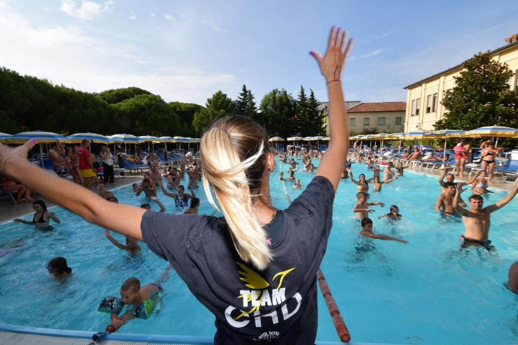 Une foule de gens dans une piscine dans l'établissement Hotel Dante Family Spa Resort, à Cervia