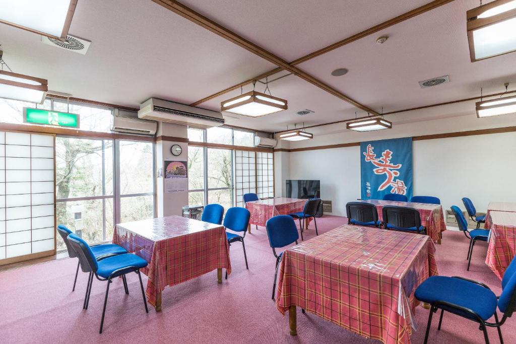 - une salle d'attente avec des tables, des chaises et des fenêtres dans l'établissement Chojuyu Hakone, à Hakone 36 autres photos