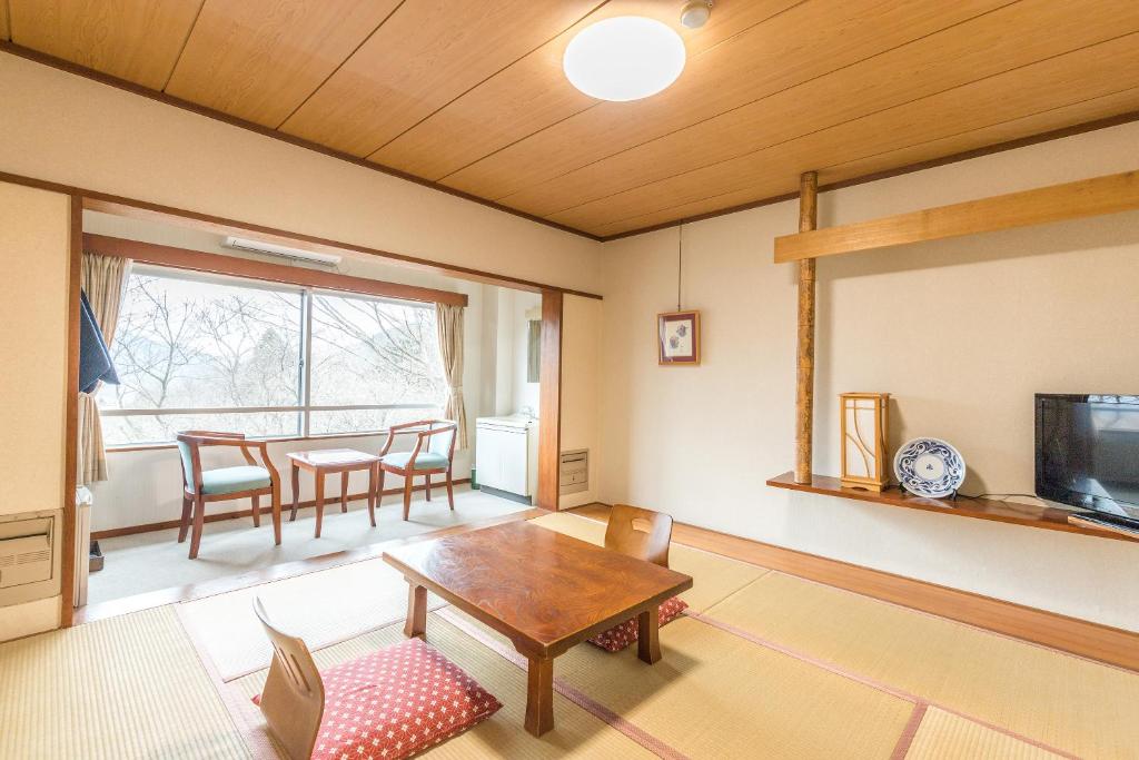 un salon avec une table et une salle à manger dans l'établissement Chojuyu Hakone, à Hakone
