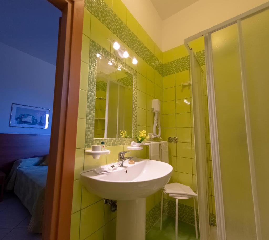 une salle de bain avec un lavabo et une douche dans l'établissement Hotel Solaria, à Rodi Garganico 62 autres photos