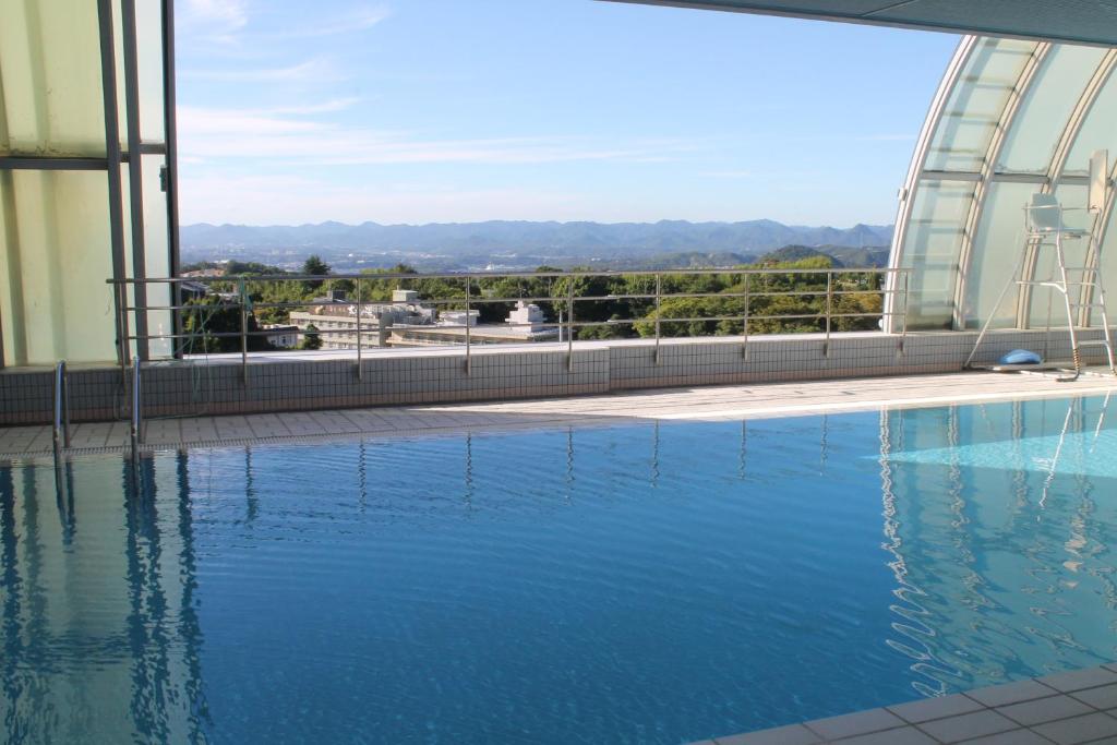 - une vue sur la piscine dans un bâtiment dans l'établissement The Gran Resort Princess Arima, à Kobe