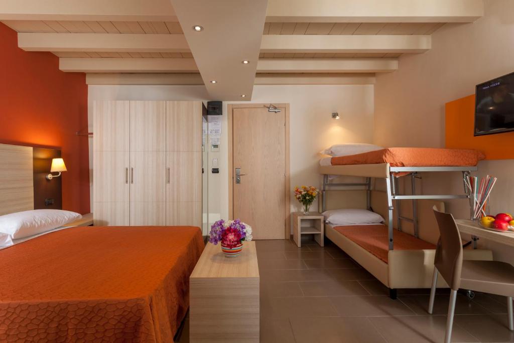 une chambre avec deux lits superposés et un bureau dans l'établissement Hotel Aurora Mare, à Rimini 52 autres photos