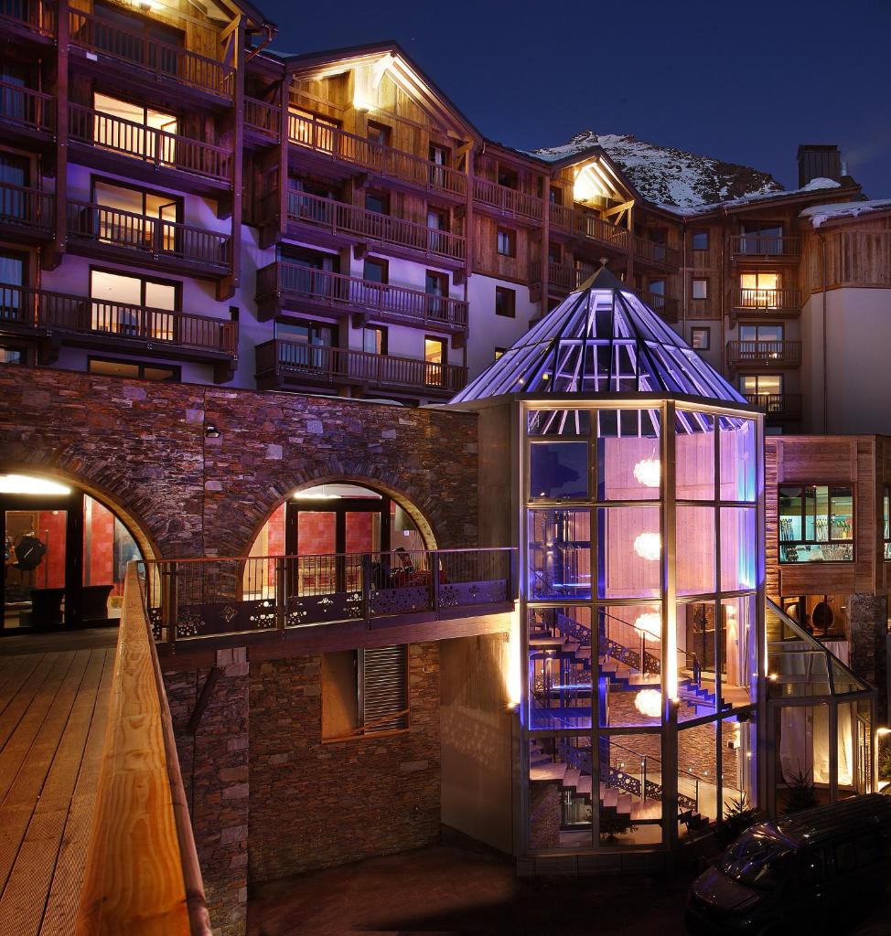 un bâtiment avec un kiosque en face d'un bâtiment dans l'établissement Hôtel Koh-I Nor by Les Etincelles, à Val Thorens