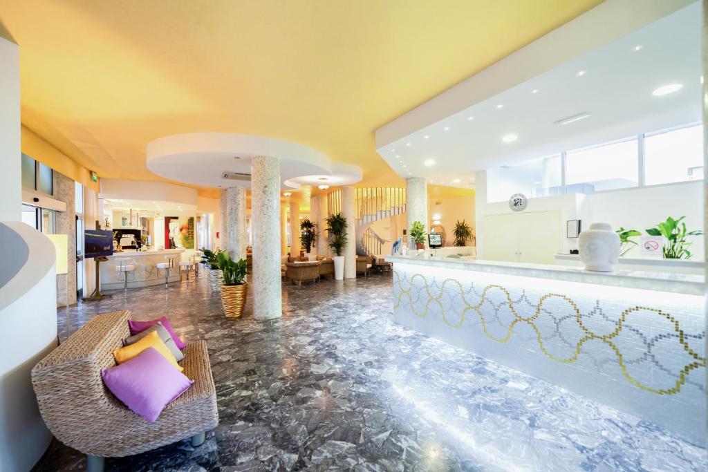 Il comprend une cuisine et un salon avec un comptoir. dans l'établissement Hotel American, à Lignano Sabbiadoro