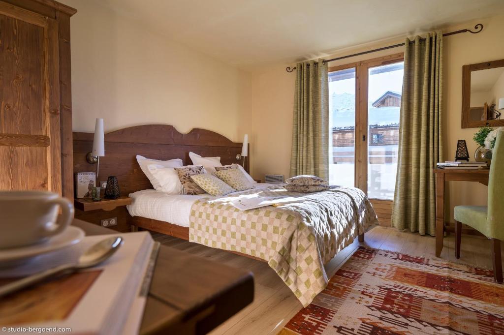 une chambre avec un lit et une grande fenêtre dans l'établissement Résidence l'Oxalys, à Val Thorens 25 autres photos