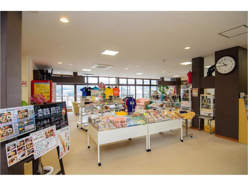 un magasin avec beaucoup d'objets exposés dans une pièce dans l'établissement Ikijimaso, à Iki