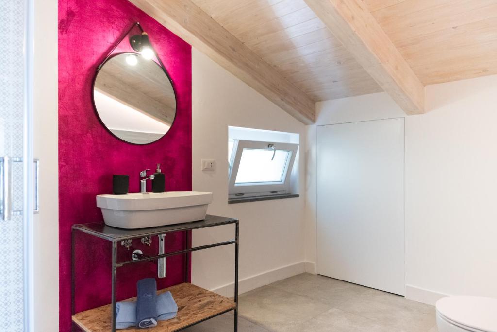 une salle de bain avec un lavabo et un miroir dans l'établissement Naima Boutique Villa, à Ascea