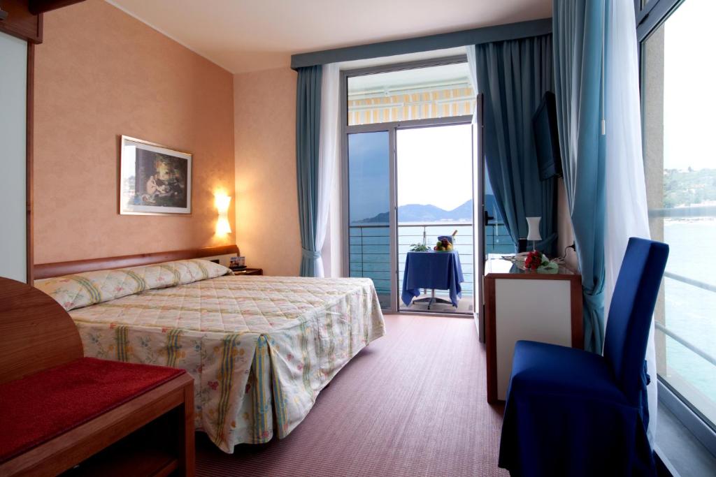 une chambre d'hôtel avec un lit et une grande fenêtre dans l'établissement Hotel San Terenzo, à Lerici