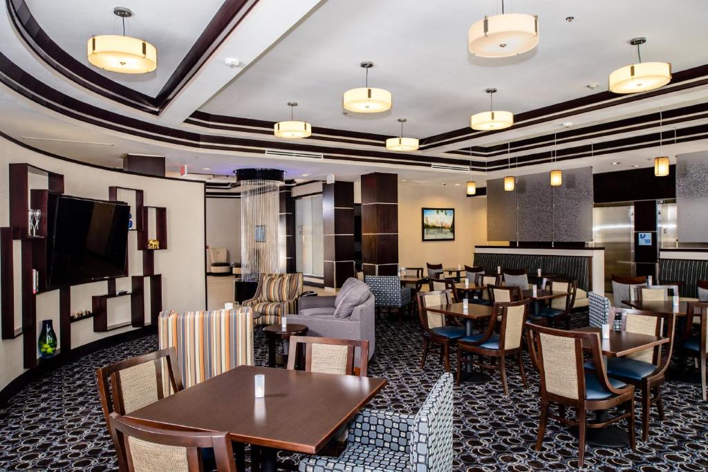Holiday Inn Express Hotel & Suites Austin NW - Arboretum Area, an IHG Hotel Image