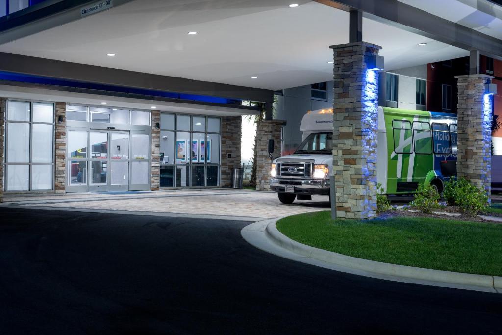 Holiday Inn Express & Suites - Charlotte Airport, an IHG Hotel Image