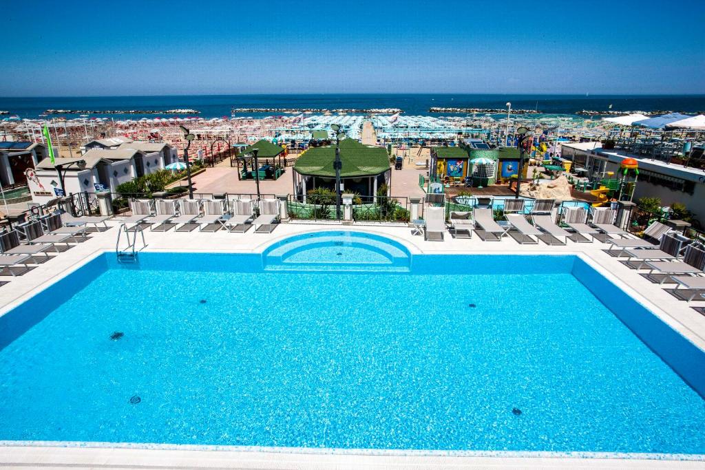 une piscine au sommet d'un immeuble dans l'établissement Hotel Sayonara, à Cattolica