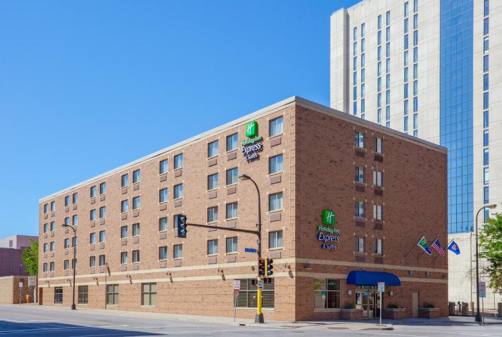 Holiday Inn Express Hotel & Suites Minneapolis-Downtown Convention Center, an IHG Hotel Image