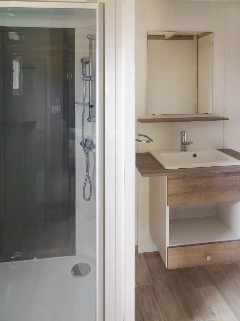 une salle de bain avec un lavabo et une douche dans l'établissement Camping Le Sagone, à Sagone